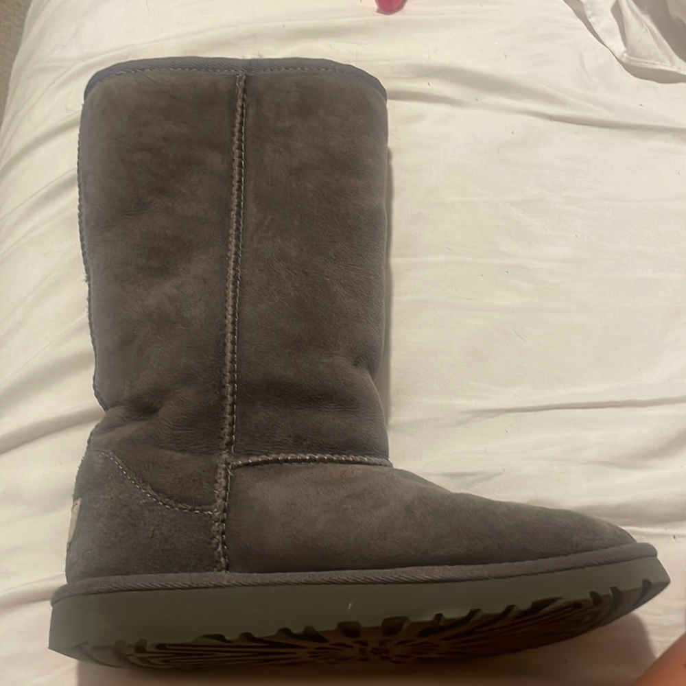 size 3 grey uggs never worn